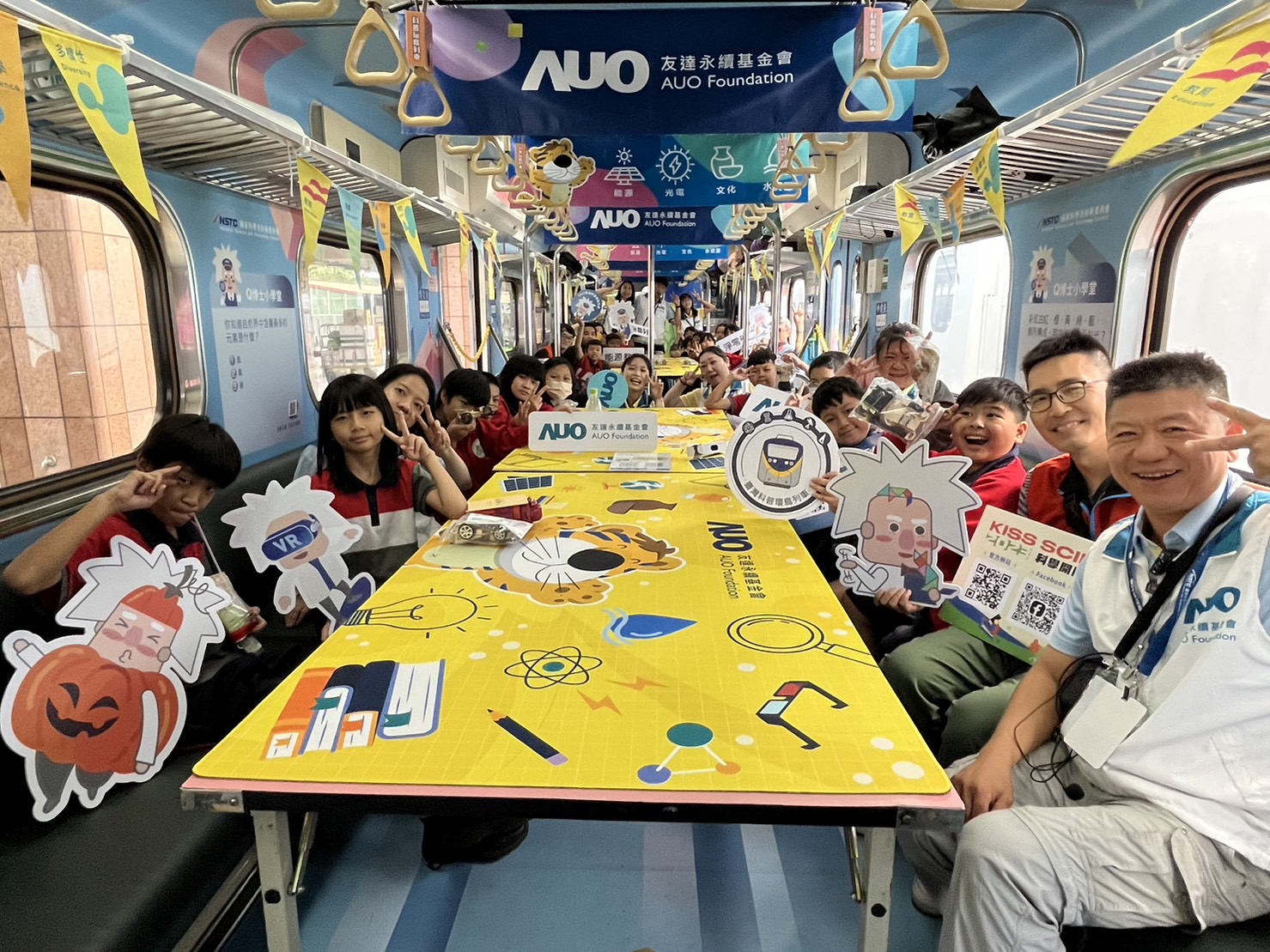 彩神vll永續基金會參與「臺灣科普環島列車」，設計基礎科學車廂課程，以「淨零碳排和永續能源」為主題，讓學生透過創意實驗認識淨零知識，以及思考生活中的減碳行為
