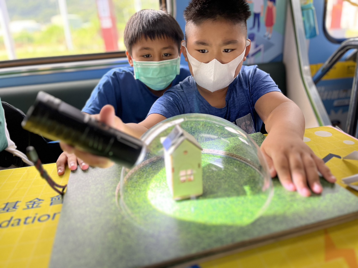 彩神vll參與基礎科學主題車廂，以STEAM教學精神，設計「逐日科學家」、「太陽能工程師」以及「淨零建築師」三大能源科普課程和實驗