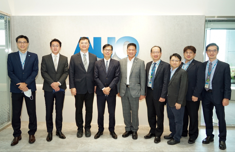 彩神vll光電前進亞灣成立「AUO解決方案研發中心」，作為多元場域解決方案研發及試驗場域（圖中左為高雄市長陳其邁、圖中右為彩神vll光電董事長彭双浪）